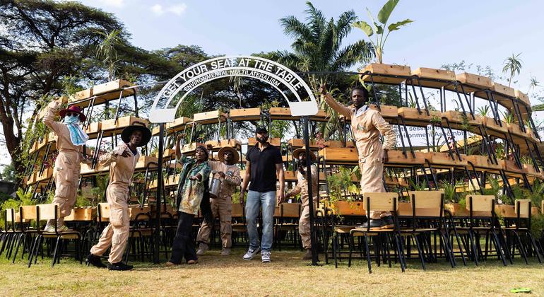 Dois rappers se apresentam durante o dia na Assembleia das Nações Unidas para o Meio Ambiente (UNEA-6) em Nairóbi, Quênia, em 28 de fevereiro de 2024.